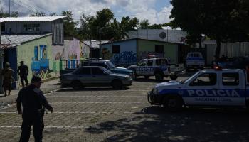 تتواصل حملات اعتقال أفراد العصابات في السلفادور (ألكس بينا/الأناضول)
