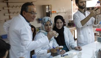 طلاب مغاربة في مختبر في المغرب (فرانس برس)