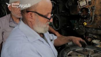 الشوبكي وكحيل.. فلسطينيان يعملان في تصليح الدراجات منذ عقود  