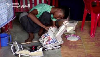 لاجئ من الروهينغا يصنع حفاراً آلياً صغيراً رغم حرمانه من التعليم