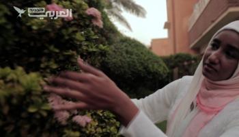 سودانية تزرع زهور ونباتات واشجار في منزلها لمواجهة الطقس الحار والعلاج من الاكتئاب