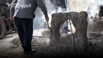 أقدم سكّاب معادن في القامشلي السورية يتمسّك بالمهنة