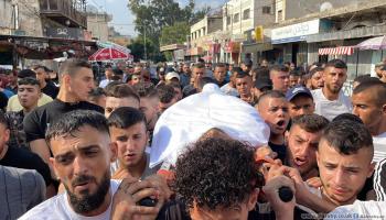 الفلسطينيون يشيعون جثمان الشهيد طاهر زكارنة  (العربي الجديد)