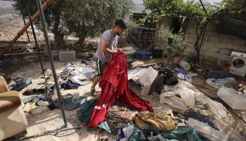 أغراض مبعثرة لمنزل اقتحمه الاحتلال الإسرائيلي في سلواد (عباس موماني/ فرانس برس)