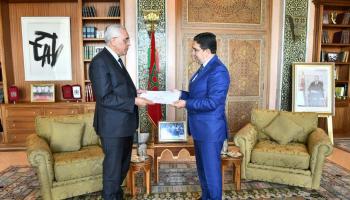 وزير الخارجية المغربي يتسلم من موفد الجزائر دعوة لحضور القمة العربية (فيسبوك)