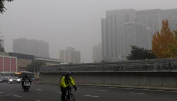 التلوث يهدد حياة المواطنيين في بكين والحكومة تحذر (getty)