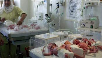 ممرضة تهتم بأطفال حديثي الولادة (عادل المصري/ فرانس برس)