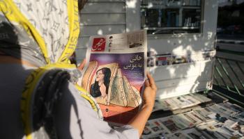 صحف في إيران ووفاة الشابة مهسا أميني (فاطمة بهرامي/ الأناضول)