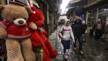 سوريون في سوق في دمشق في سورية (لؤي بشارة/ فرانس برس)