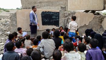 تلاميذ يدرسون على أنقاض مدرستهم في الحديدة اليمنية (خالد زياد/ فرانس برس)