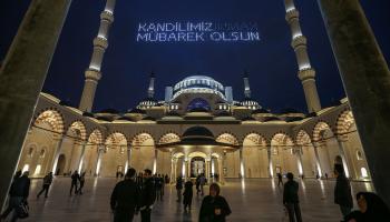 أحيت مساجد إسطنبول كبرى المدن التركية ذكرى المولد النبوي الشريف (مراد شنجول/الأناضول)