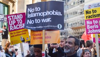 تظاهرة ضد الكراهية والإسلاموفوبيا في بريطانيا (Getty)