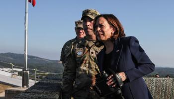 كامالا هاريس في زيارة لموقع عمليات للجيش الأميركي في المنطقة منزوعة السلاح بين كوريا الشمالية والجنوبية (فرانس برس)