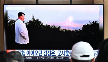 تلفزيون يعرض صورا للزعيم الكوري الشمالي وهو يشرف على اختبار صاروخ في 10 أكتوبر 2022 (فرانس برس)