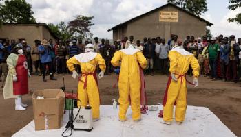 عاملون صحيون وإيبولا في أوغندا (لوك دريي/ Getty)