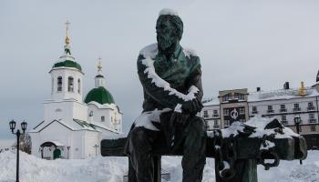 تمثال لـ دوستويفسكي في توبولسك، روسيا (Getty)