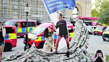 مجسم لمارك زوكربرغ في بريطانيا ولافتة "أعلم أننا نؤذي الأطفال لكنني لا أهتم" (فرانس برس)