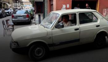 مصري يحوّل سيارته القديمة للعمل بالكهرباء بدلاً من الوقود