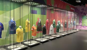 يضم المعرض مجموعة واسعة من المقتنيات الفريدة مثل القمصان التي ارتداها أساطير كرة القدم مثل دييغو أرماندو مارادونا وبيليه (عبد الله كسواني/ الأناضول)