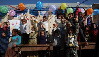 أطفال سورية يحتفلون باليوم العالمي للطفل رغم معاناتهم المستمرة (عامر السيد علي)