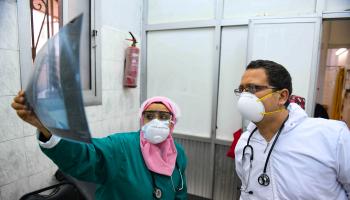 أطباء مصريون في مصر (أحمد حسن/ فرانس برس)