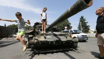 دبابة روسية مدمرة في أوديسا (Getty)