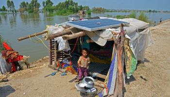 طفلة في باكستان نازحة بسبب الفيضانات (فرانس برس)