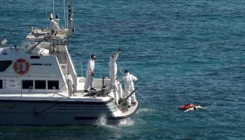 خفر سواحل اليونان يعثرون على جثة مهاجر في البحر (سافاس كرمانيولاس/ فرانس برس)