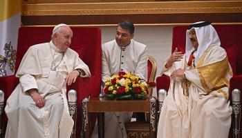 البابا فرانسيس يتحدث مع ملك البحرين حمد بن عيسى آل خليفة خلال اجتماعهما في العاصمة المنامة، 3 نوفمبر 2022 (فرانس برس)
