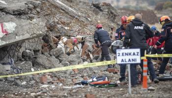 زلزال وفرق إنقاذ في تركيا (سيدار جان إيرين/ الأناضول)