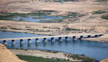 جسر على نهر دجلة شمالي العراق بالقرب من موقع سد مكحول (صباح عرار/ فرانس برس)