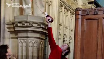 ناشطتان بريطانيتان تلطخان تمثال بلفور بالكاتشب	