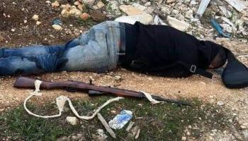 الشهيد الفلسطيني مجاهد النجار وإلى جانبه بندقيته الشهيرة (فيسبوك)
