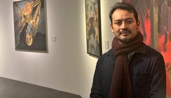 رودولفو أوفييدو فيغا في معرضه (العربي الجديد)