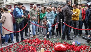 مواطنون أتراك يضعون أزهاراً في موقع الانفجار، شارع تقسيم، 14/11/2022 (الأناضول)