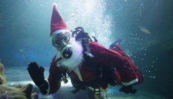 غواص يرتدي زي بابا نويل يسبح في عرض البحر في بلاكبول، بريطانيا (فيل نوبل/رويترز)