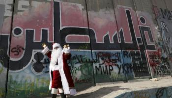 "فلسطين" تتحدى الجدار العازل (حازم بادر/ Getty)