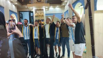 مشجعون أرجنتينيون بـ "البشت" القطري (العربي الجديد) 