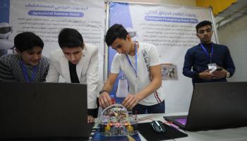 معرض الابتكارات الإلكترونية والذكاء الاصطناعي الأول في غزة 2 (مصطفى حسونة/ الأناضول)