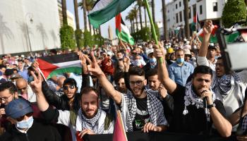 مظاهرة في الرباط مؤيدة للفلسطينيين تطالب بالتخلي عن التطبيع مع إسرائيل (الأناضول)