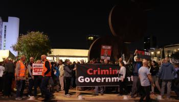 احتجاج في تل أبيب ضد عودة نتنياهو إلى السلطة (مصطفى الخروف/الأناضول)