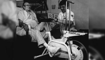بارني كلارك الذي خضع لعملية زرع أول قلب صناعي دائم في عام 1982 (Getty)