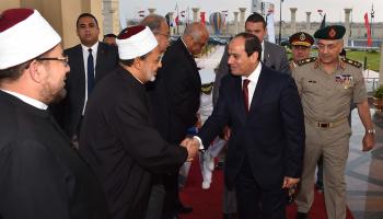 الخلاف بين الرئاسة المصرية وشيخ الأزهر متكرر (الأناضول)