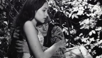 	 أوليفيا هوسي وليونارد وايتنغ في مشهد من "روميو وجولييت" (Getty)