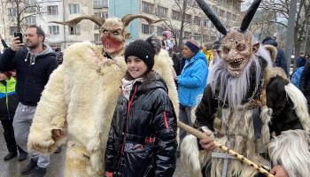 مهرجان "سورفا" الدولي في مدينة برنيك غرب العاصمة البلغارية صوفيا (Ihvan Radoykov /الأناضول)