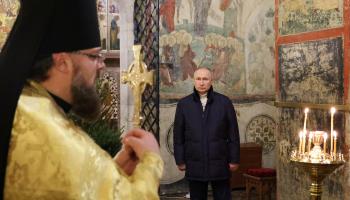 بوتين يحضر قداس عيد الميلاد الأرثوذكسي في الكرملين (ميخائيل كليمينتف/سبوتنيك/رويترز)