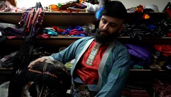 مصمم أزياء عراقي يعيد إحياء الملابس الفلكلورية