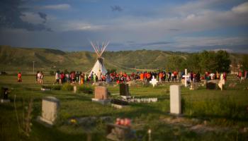 موقع يضم قبور أطفال من السكان الأصليين في كندا (جوف روبنز/ فرانس برس)