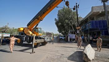 عملية إزالة حواجز أمنية سابقة في بغداد في العراق (أحمد الربيعي/ فرانس برس)