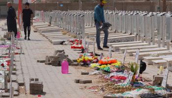 إيجاد مكان للدفن مهمة صعبة في العراق (قاسم الكعبي/فرانس برس)